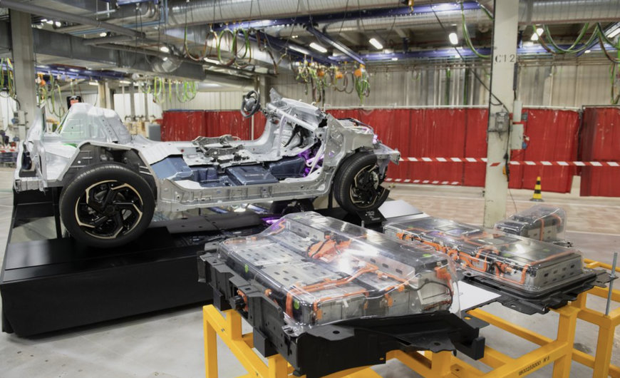 BEHIND THE SCENES OF THE ASSEMBLY OF PEUGEOT’S ELECTRIFIED MODELS 